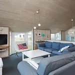 4 Star In Henne 度假居 *